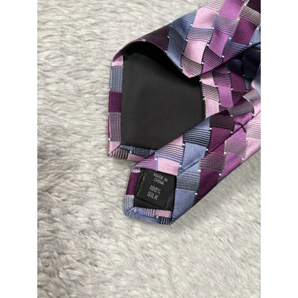 New Van Heusen Men's Purple Neck Silk Tie Geometric NWT‎